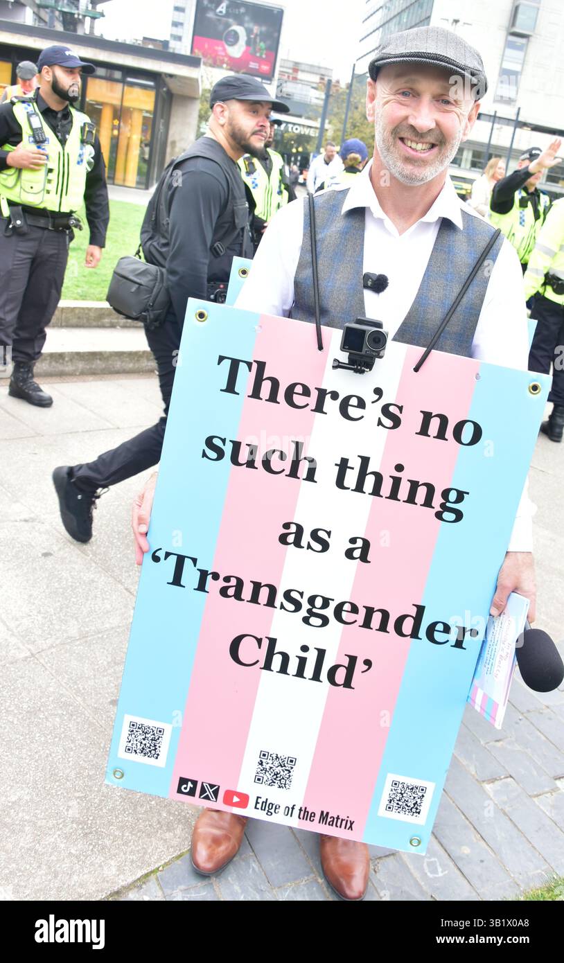 Manchester, Großbritannien, 26. April 2025. Der Mann trägt ein Plakat mit der Aufschrift: "Es gibt kein Transgender-Kind". Ein Protest in Piccadilly Gardens, Manchester UK, veranstaltet von Patriots of Britain und Turning Point UK, Lobbyisten für das Ende dessen, was sie als "Grooming Gang Vertuschung" bezeichnen. Die Organisatoren sagten: "Gemeinsam können wir etwas bewirken und Gerechtigkeit für die Mädchen bekommen". Es gab einen Gegenprotest von Manchester Stand Up to Rassismus, der die Organisatoren dieses Protestes als rechte Gruppen betrachtet. Eine große Anzahl von Polizisten trennte die beiden Gruppen. Quelle: Terry Waller/Alamy Live News Stockfoto