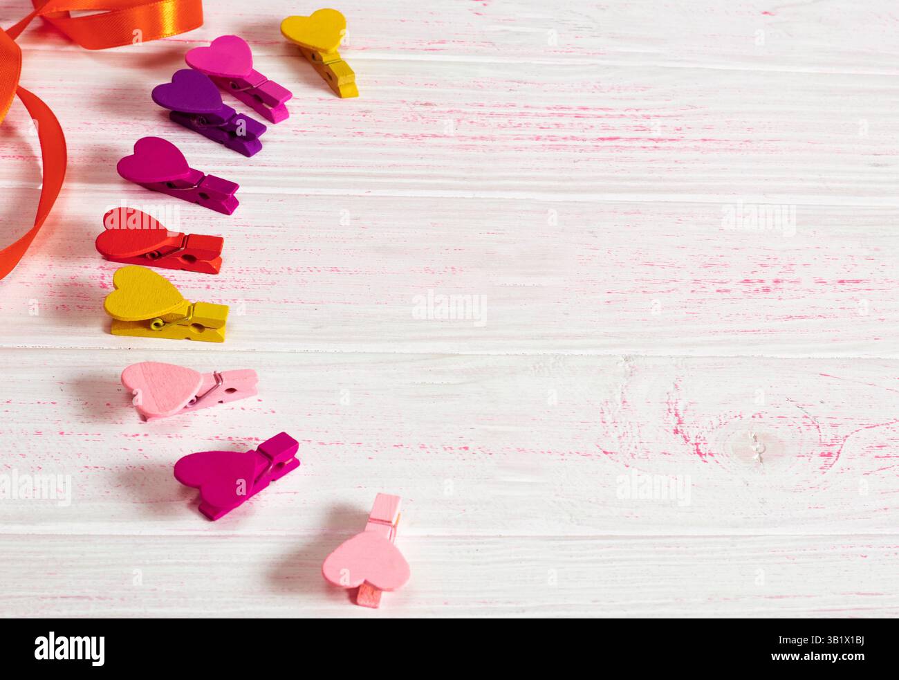 Dekorative Kleiderschalen in Herzform verschiedener Farben Stockfoto