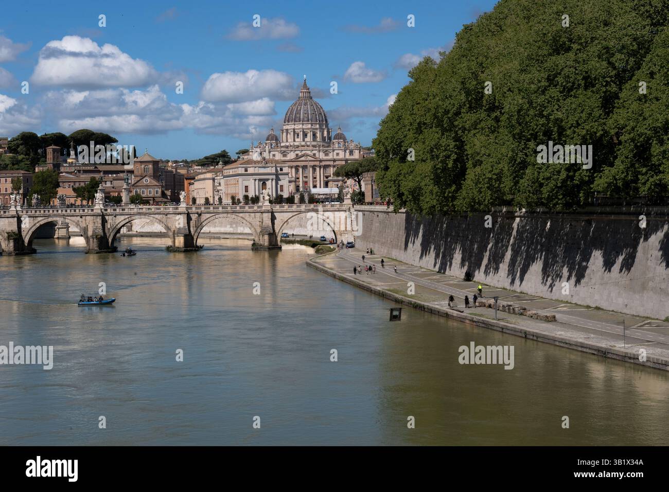 Sicherheitsmaßnahmen entlang des Tiberufers während der Beerdigung von Papst Franziskus, Vatikanstaat, Rom, Italien Stockfoto