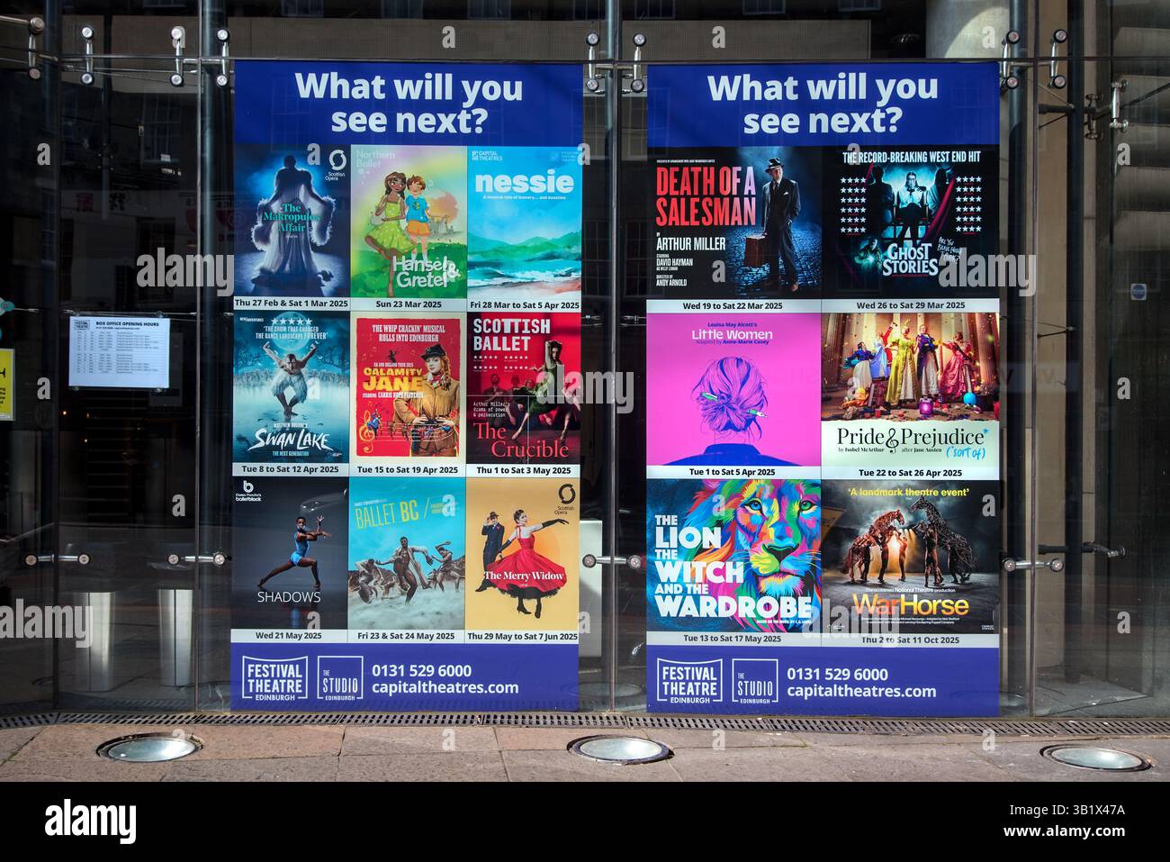 Poster für bevorstehende Shows im Fenster des Festival Theatre, Nicolson Street, Edinburgh, Großbritannien. Stockfoto