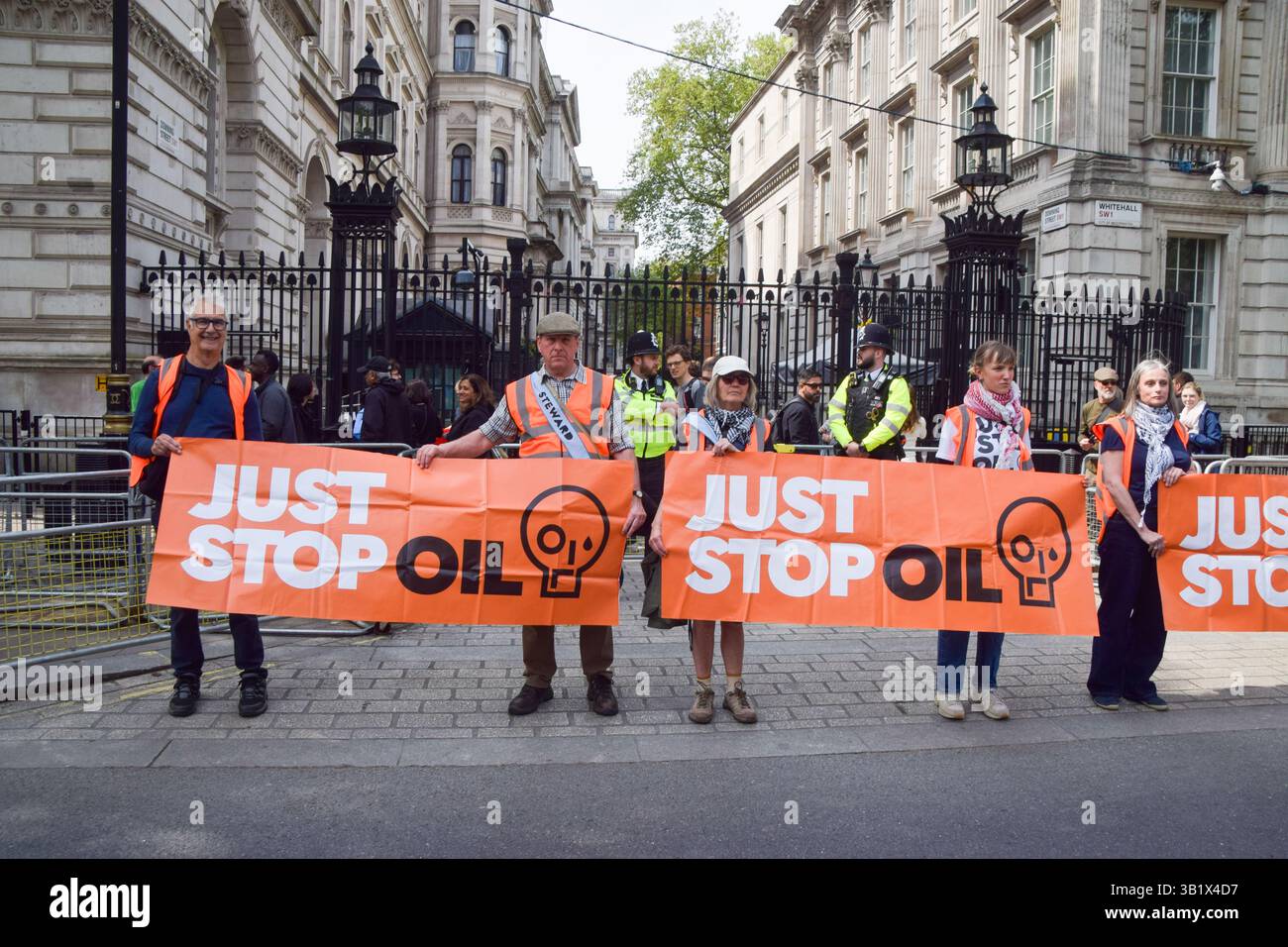 London, Großbritannien. April 2025. Halten Sie die Ölaktivisten vor der Downing Street auf, während sie ihren letzten Protest inszenieren. Die Klimagruppe kündigte kürzlich an, die Protestaktionen einzustellen. Quelle: Vuk Valcic/Alamy Live News Stockfoto