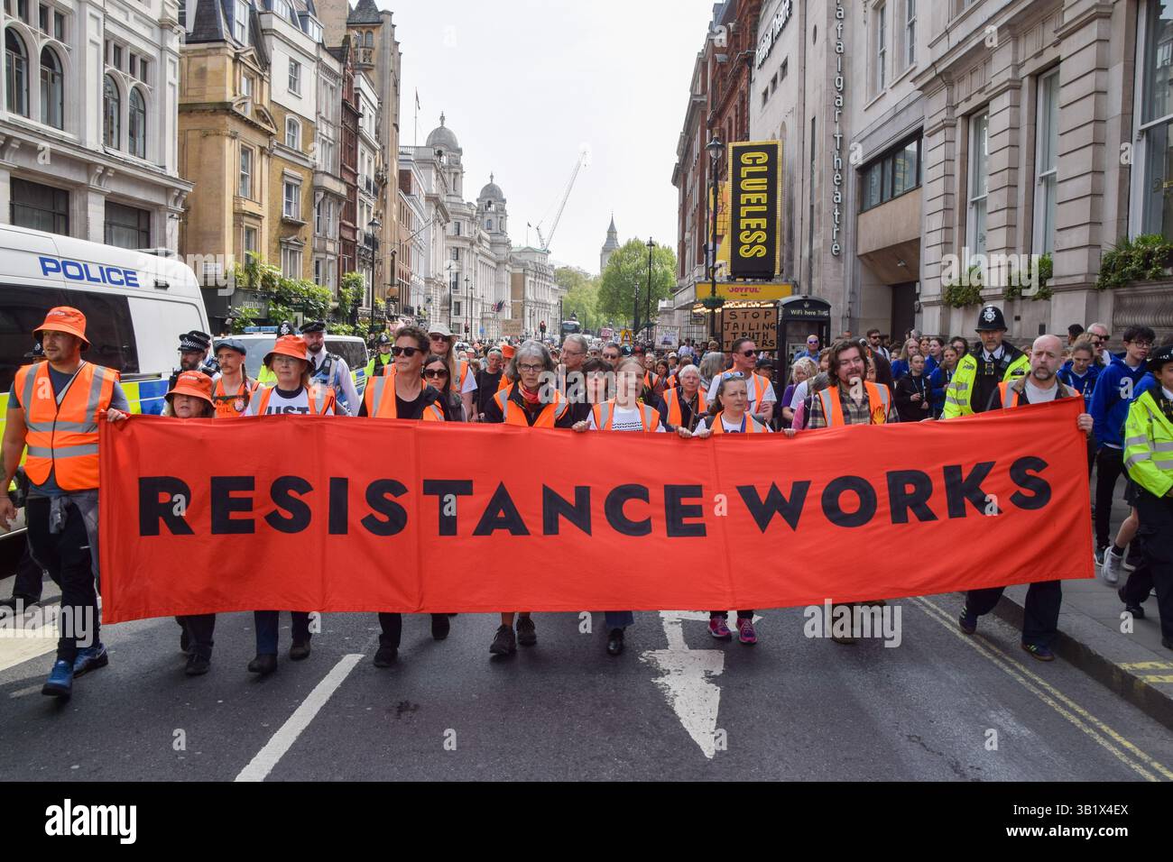 London, Großbritannien. April 2025. Halten Sie die Ölaktivisten einfach auf, durch Whitehall zu kommen, während sie ihren letzten Protest inszenieren. Die Klimagruppe kündigte kürzlich an, die Protestaktionen einzustellen. Quelle: Vuk Valcic/Alamy Live News Stockfoto