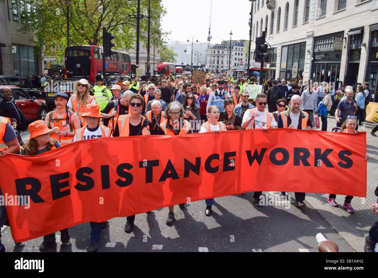 London, Großbritannien. April 2025. Halten Sie einfach die Ölaktivisten auf dem Weg durch den Trafalgar Square auf, während sie ihren letzten Protest inszenieren. Die Klimagruppe kündigte kürzlich an, die Protestaktionen einzustellen. Quelle: Vuk Valcic/Alamy Live News Stockfoto