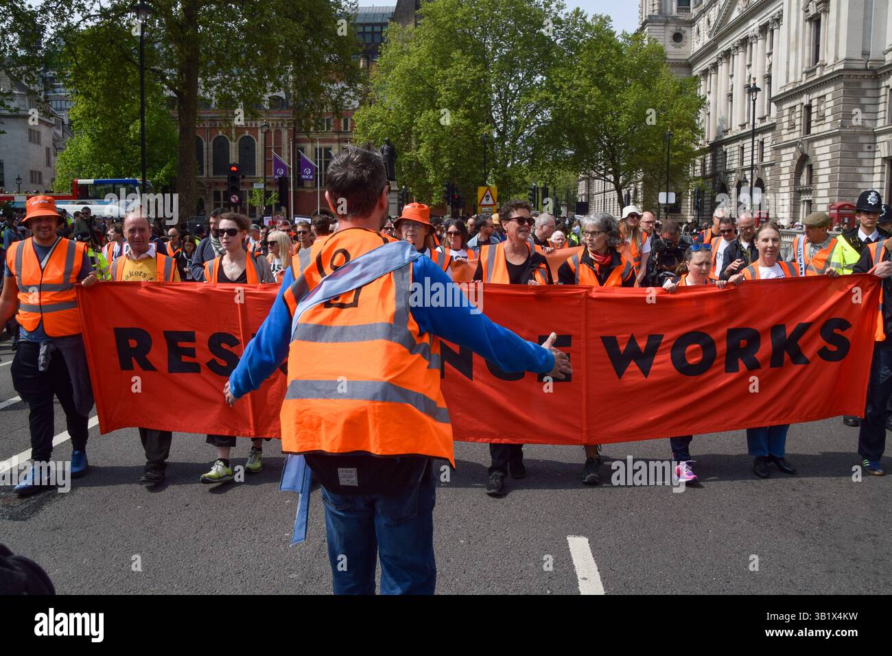 London, Großbritannien. April 2025. Halten Sie einfach die Ölaktivisten auf dem Parlamentsplatz auf, während sie ihren letzten Protest inszenieren. Die Klimagruppe kündigte kürzlich an, die Protestaktionen einzustellen. Quelle: Vuk Valcic/Alamy Live News Stockfoto