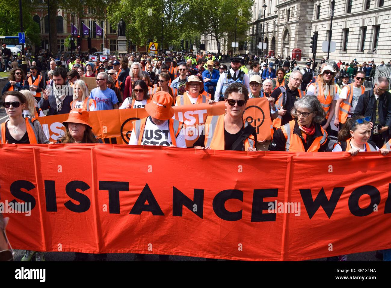 London, Großbritannien. April 2025. Halten Sie einfach die Ölaktivisten auf dem Parlamentsplatz auf, während sie ihren letzten Protest inszenieren. Die Klimagruppe kündigte kürzlich an, die Protestaktionen einzustellen. Quelle: Vuk Valcic/Alamy Live News Stockfoto