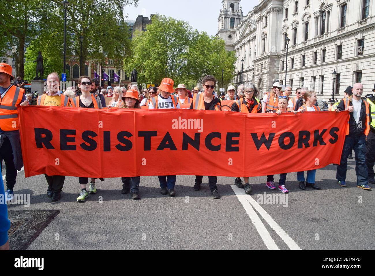 London, Großbritannien. April 2025. Halten Sie einfach die Ölaktivisten auf dem Parlamentsplatz auf, während sie ihren letzten Protest inszenieren. Die Klimagruppe kündigte kürzlich an, die Protestaktionen einzustellen. Quelle: Vuk Valcic/Alamy Live News Stockfoto