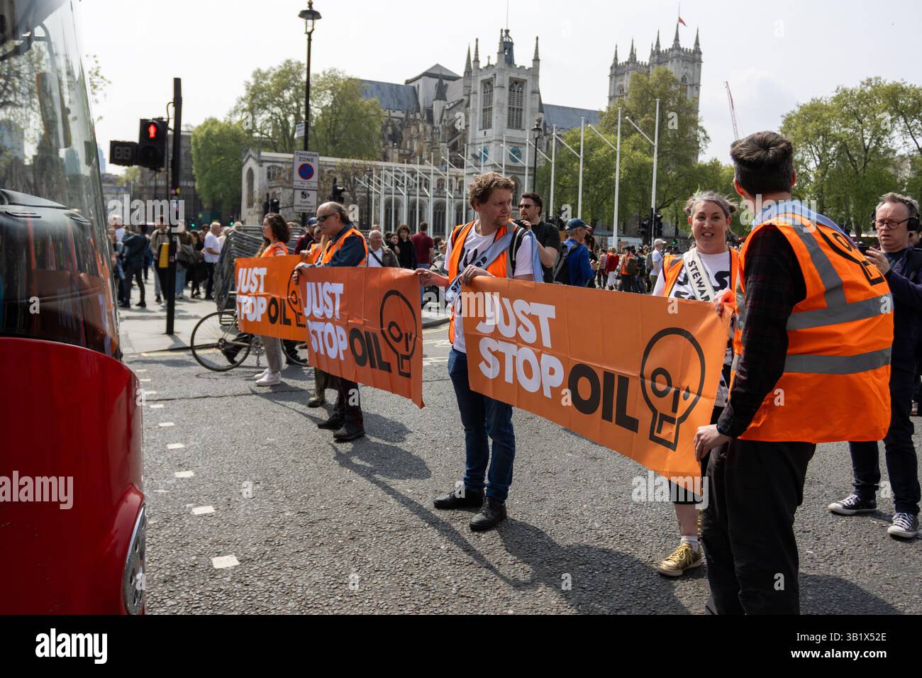 Stop Oil Go auf ihrem letzten märz in Central London, nachdem die Gruppe angekündigt hat, dass sie zurücktreten werden, weil die Regierung ihre Erneuerungen beendet Stockfoto