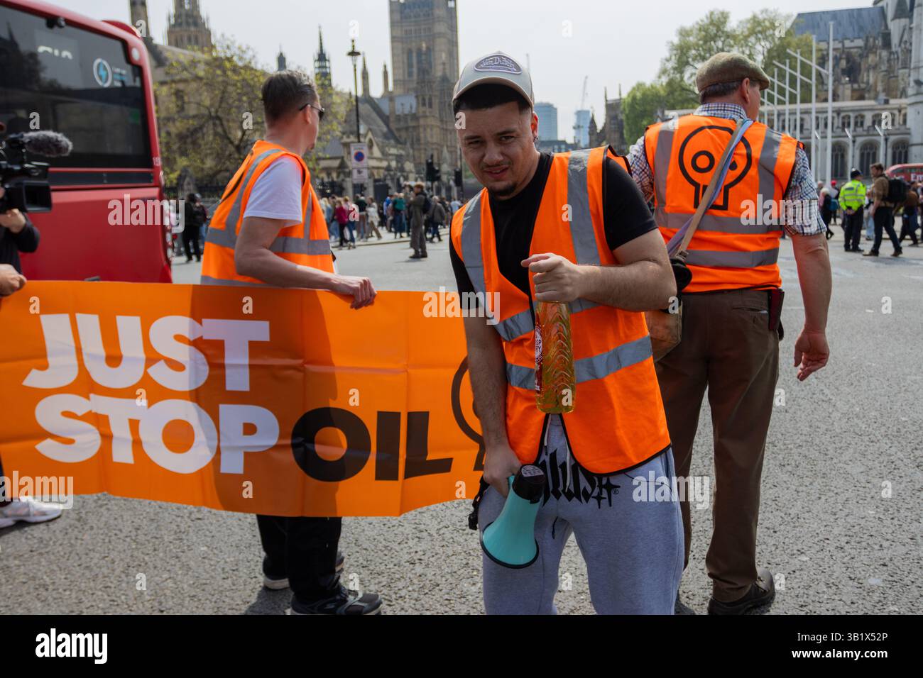 Stop Oil Go auf ihrem letzten märz in Central London, nachdem die Gruppe angekündigt hat, dass sie zurücktreten werden, weil die Regierung ihre Erneuerungen beendet Stockfoto