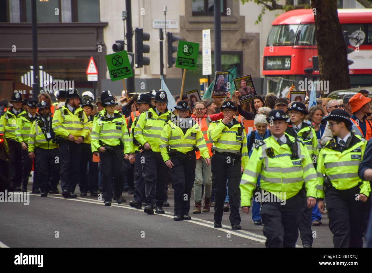 London, Großbritannien. April 2025. Polizisten folgen Just Stop Oil Aktivisten, die durch Aldwych reisen, während sie ihren letzten Protest inszenieren. Die Klimagruppe kündigte kürzlich an, die Protestaktionen einzustellen. Quelle: Vuk Valcic/Alamy Live News Stockfoto