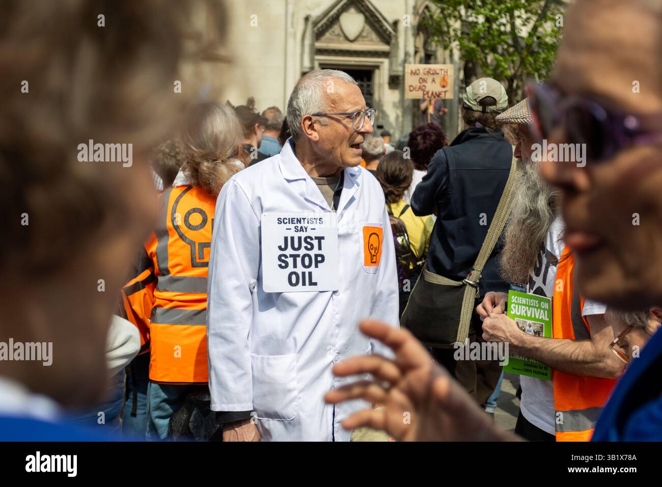 Stop Oil Go auf ihrem letzten märz in Central London, nachdem die Gruppe angekündigt hat, dass sie zurücktreten werden, weil die Regierung ihre Erneuerungen beendet Stockfoto