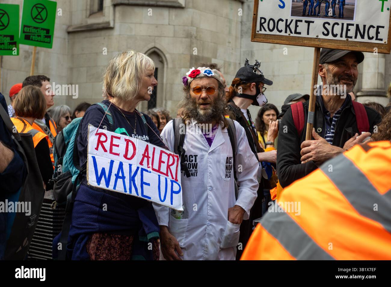 Stop Oil Go auf ihrem letzten märz in Central London, nachdem die Gruppe angekündigt hat, dass sie zurücktreten werden, weil die Regierung ihre Erneuerungen beendet Stockfoto