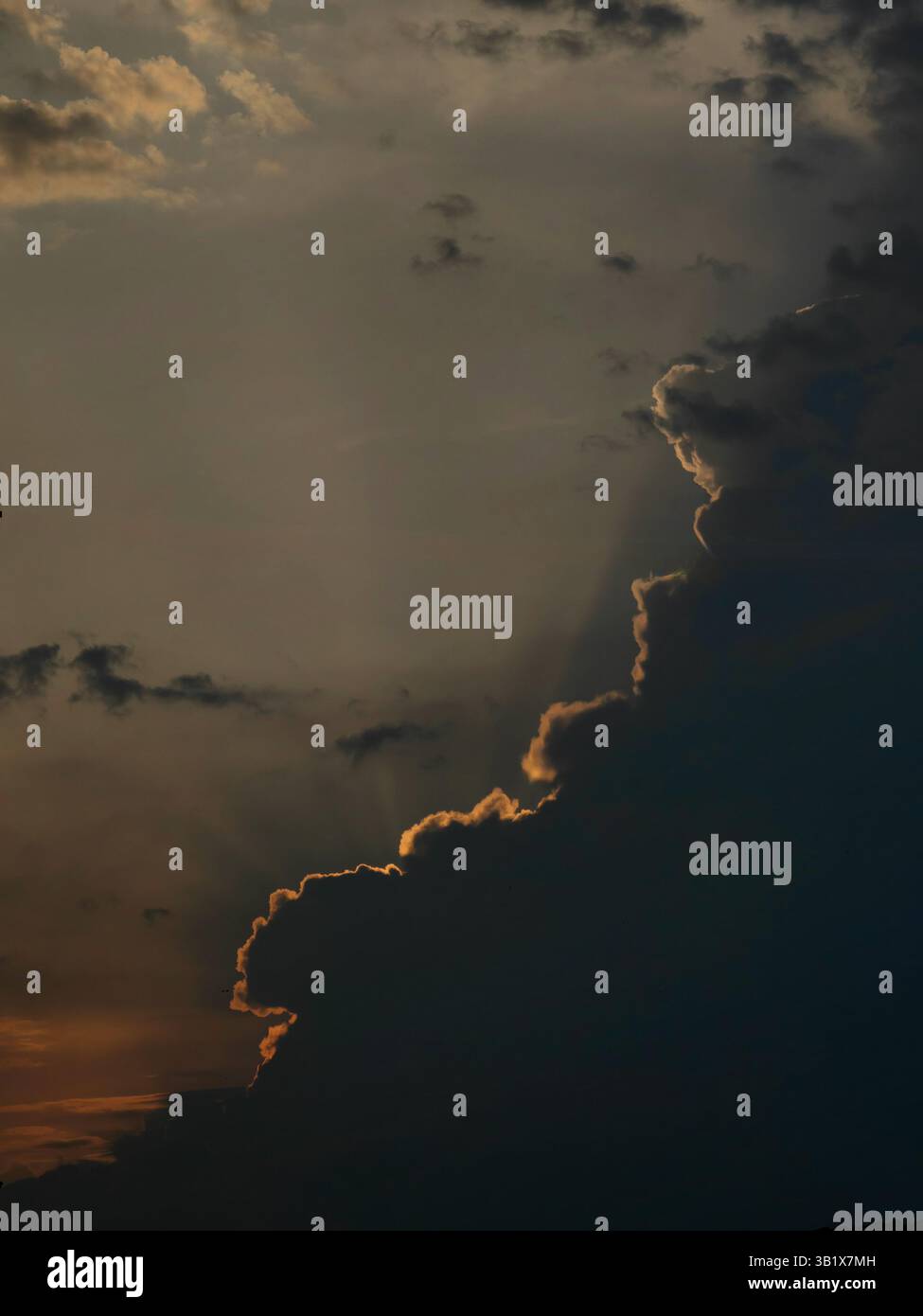 Sunlit Storm: Sunlit Storm: Sunset Drama in the Sky Stockfoto