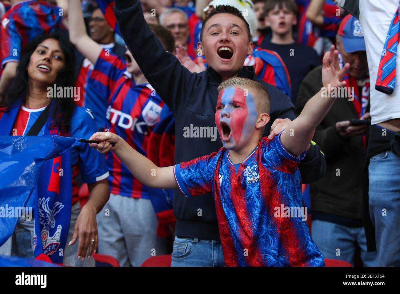 LONDON, Großbritannien - 26. April 2025: Crystal Palace Fans feiern im Halbfinale des Emirates FA Cup zwischen Crystal Palace FC und Aston Villa FC im Wembley Stadium (Credit: Craig Mercer/ Alamy Live News) Stockfoto