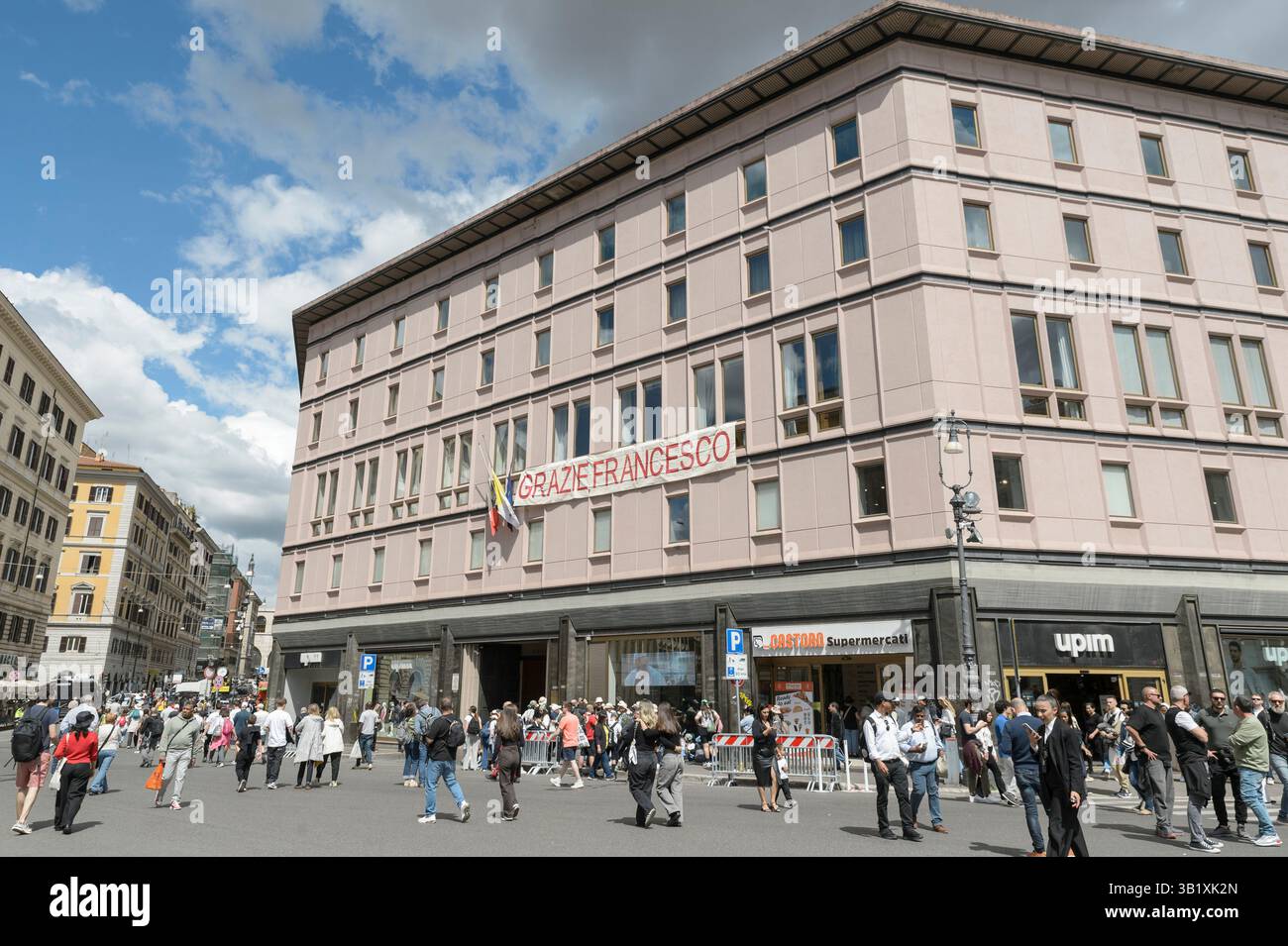 Rom, Italien. April 2025. Ein großes Banner mit der Aufschrift „Danke Francesco“ war im Gebäude gegenüber der Kirche Santa Maria Maggiore ausgestellt, die für die Beerdigung von Papst Franziskus in Rom geschlossen war. Nach der Ankunft des Sarges von Papst Franziskus in der Basilika Santa Maria Maggiore begann die Beerdigung des Sarges, die 30 Minuten dauerte, von 13:00 bis 13:30 Uhr (Bild: © Marcello Valeri/ZUMA Press Wire) NUR REDAKTIONELLE VERWENDUNG! Nicht für kommerzielle ZWECKE! Quelle: ZUMA Press, Inc./Alamy Live News Stockfoto
