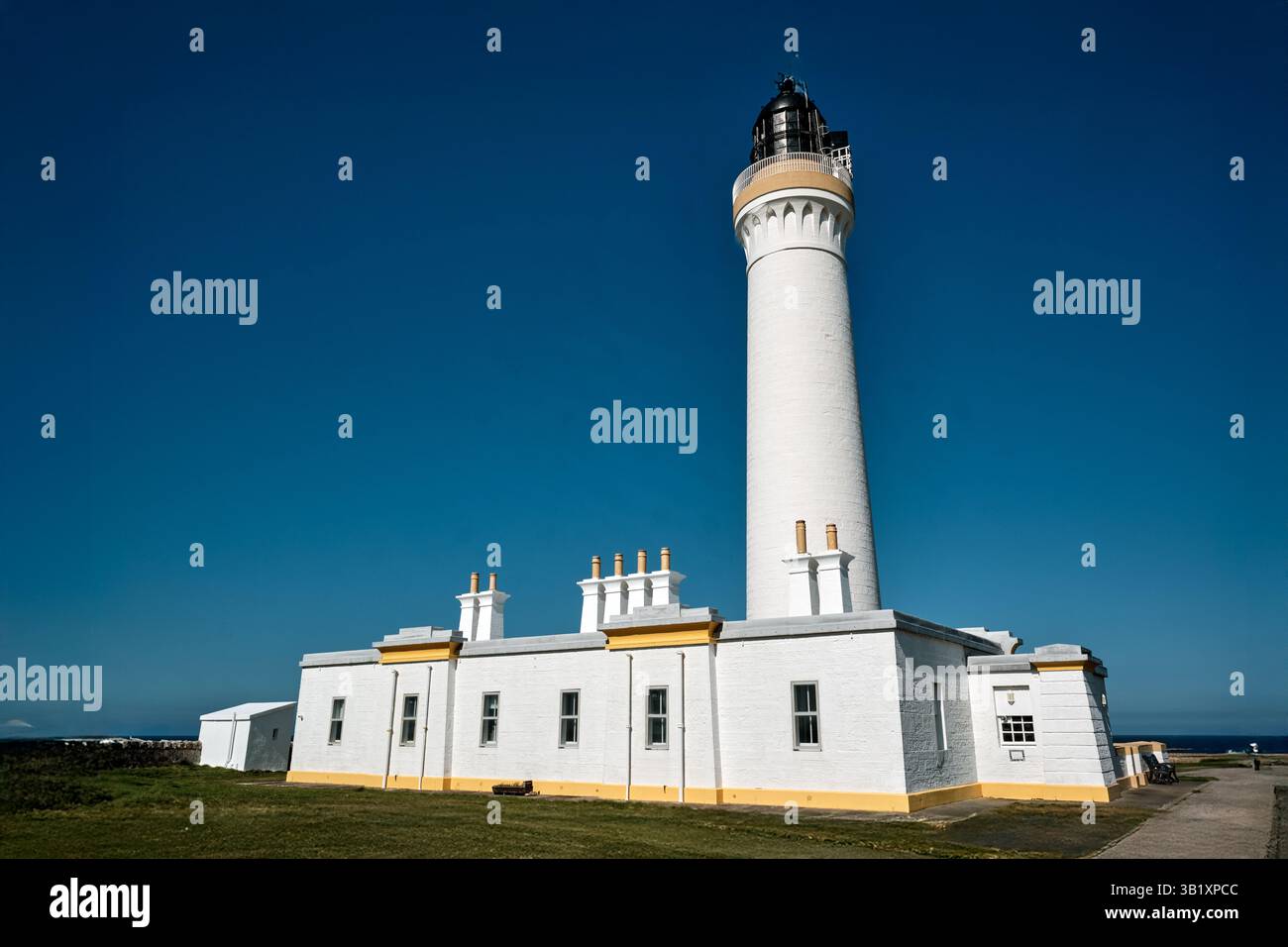 Covesea Skerries Lighthouse, ursprünglich zum Northern Lighthouse Board (NLB) gehört, wurde auf einer kleinen Landzunge an der Südküste von Th gebaut Stockfoto