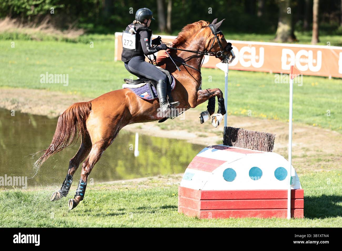 Nikola Bartova aus Tschechien mit Portas während des CCI2*-L Cross Country bei den Strzegom Spring Open II am 26. April 2025, Strzegom, Polen (Foto: Maxime David - MXIMD Pictures) Stockfoto