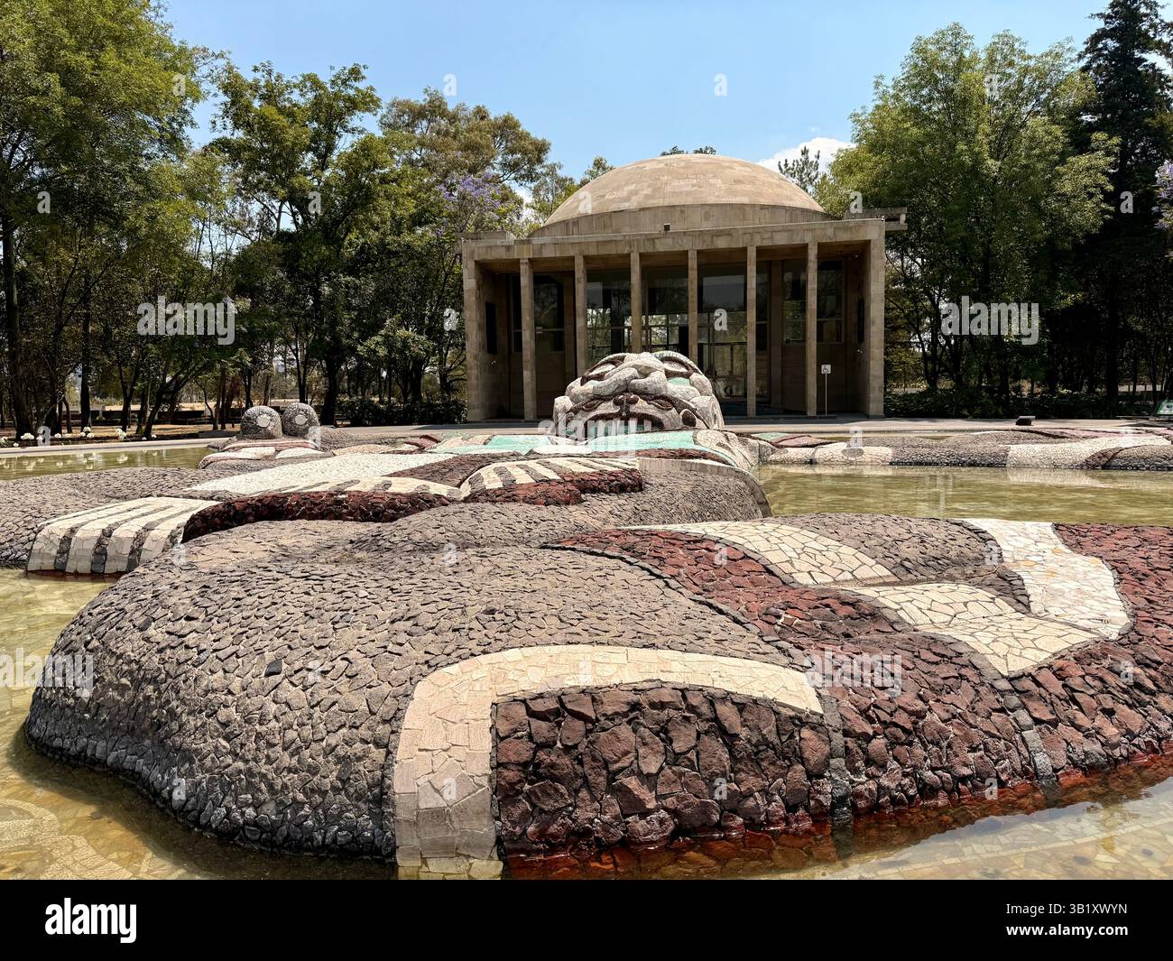 El Fuente de Tláloc vor dem kleinen Museum El Cárcamo de Dolores stellt diese Mosaikskulptur Tláloc dar, den aztekischen Gott des Regens, und wurde vom berühmten Künstler Diego Rivera entworfen und geformt. Dieses Kunstwerk befindet sich im zweiten Abschnitt des Chapultepec Parks in Mexiko-Stadt Stockfoto