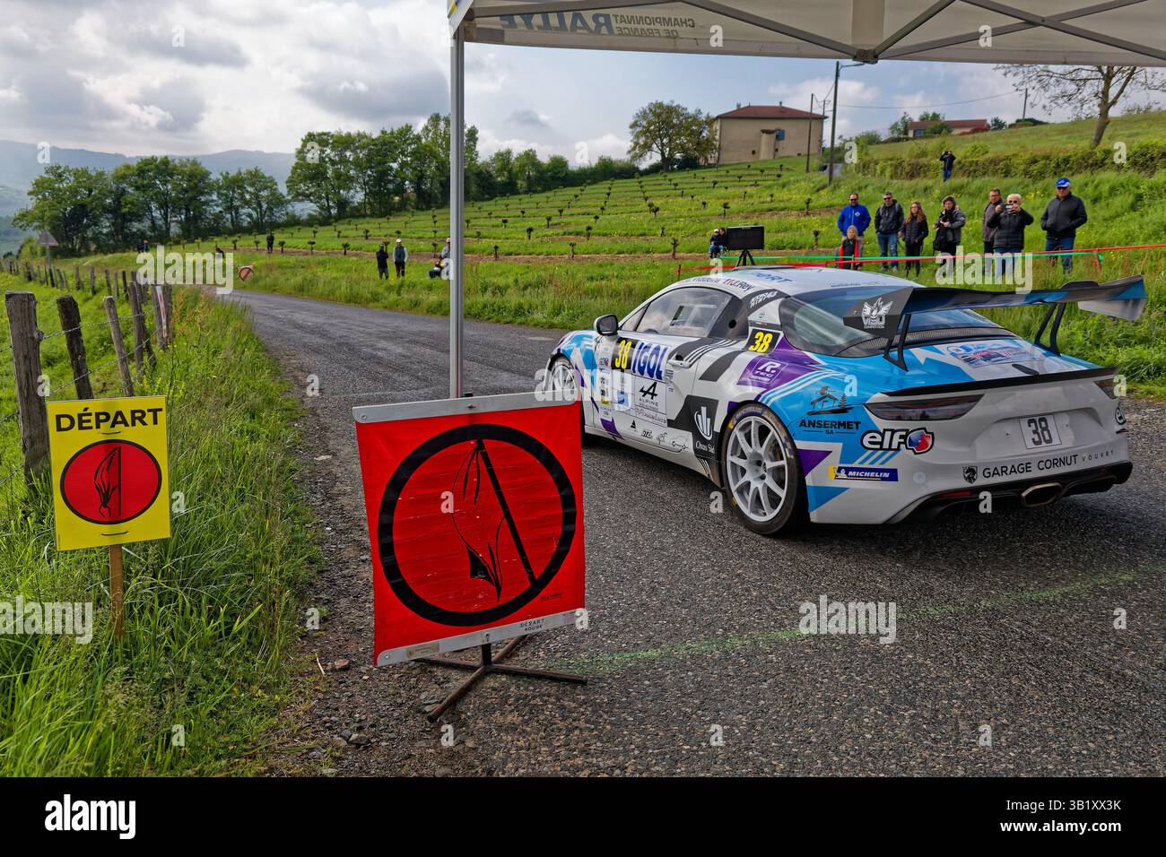 BIBOST, FRANKREICH, 25. April 2025: Rallye Rhone-Charbonnieres der erste Tag findet auf den Straßen des Monts du Lyonnais statt. Es ist die zweite in der zweiten Runde Stockfoto