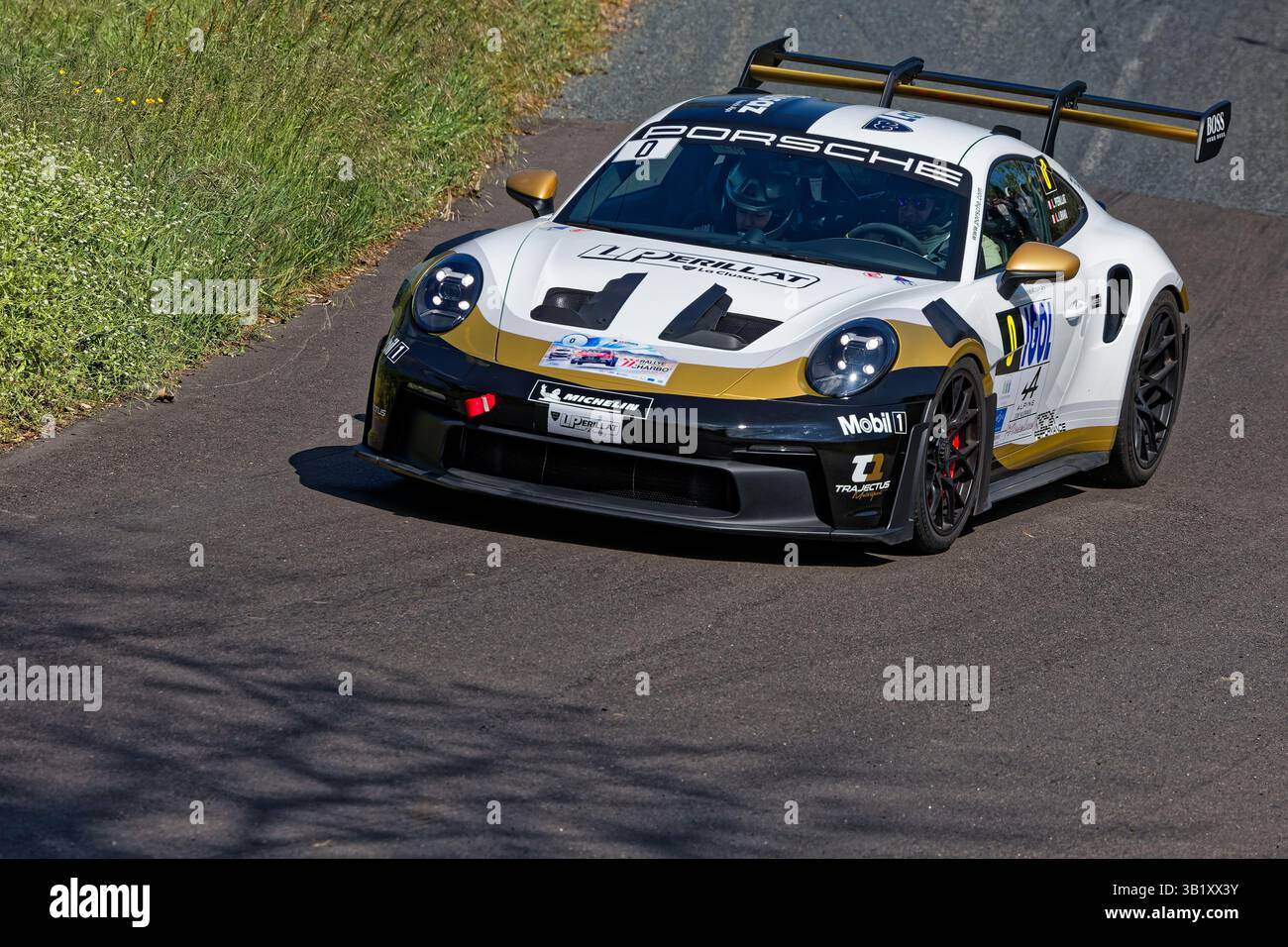 VAUGNERAY, FRANKREICH, 25. April 2025: Rallye Rhone-Charbonnieres der erste Tag findet auf den Straßen des Monts du Lyonnais statt. Es ist die zweite, die zweite Ro Stockfoto