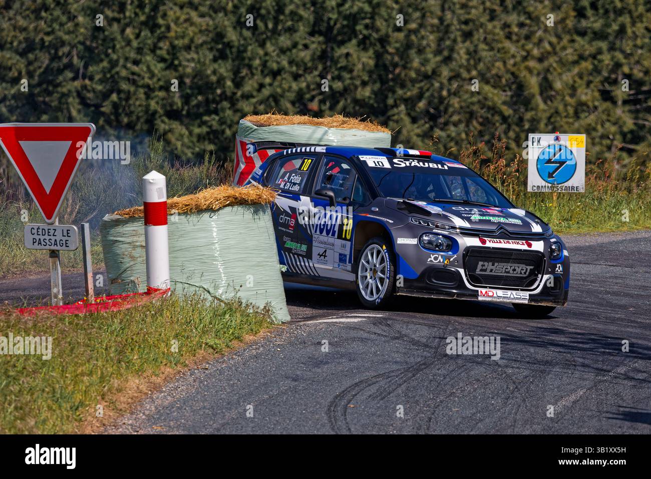 VAUGNERAY, FRANKREICH, 25. April 2025: Rallye Rhone-Charbonnieres der erste Tag findet auf den Straßen des Monts du Lyonnais statt. Es ist die zweite, die zweite Ro Stockfoto