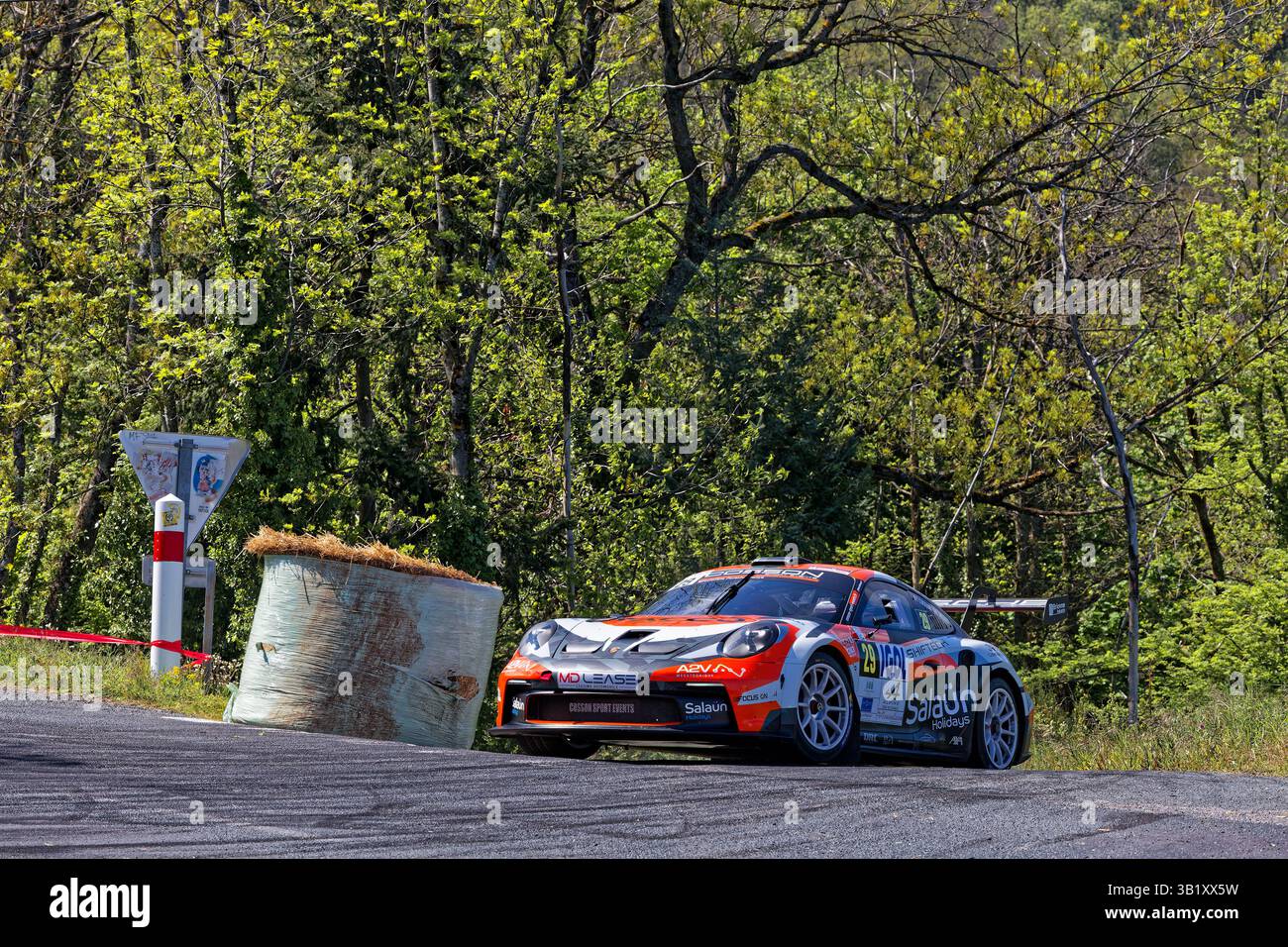 VAUGNERAY, FRANKREICH, 25. April 2025: Rallye Rhone-Charbonnieres der erste Tag findet auf den Straßen des Monts du Lyonnais statt. Es ist die zweite, die zweite Ro Stockfoto