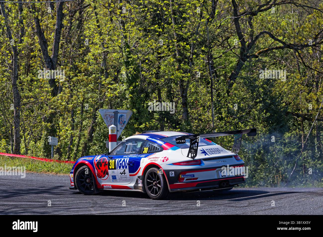 VAUGNERAY, FRANKREICH, 25. April 2025: Rallye Rhone-Charbonnieres der erste Tag findet auf den Straßen des Monts du Lyonnais statt. Es ist die zweite, die zweite Ro Stockfoto