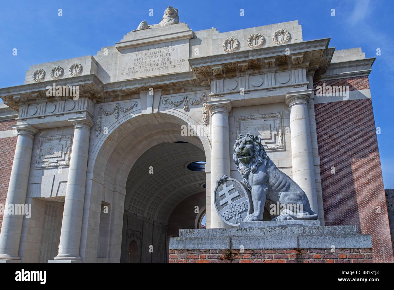 Menin Gate / Menenpoort, Gedenkstätte für die vermissten Soldaten der Commonwealth-Nationen, die während des Ersten Weltkriegs in Ypern starben Stockfoto