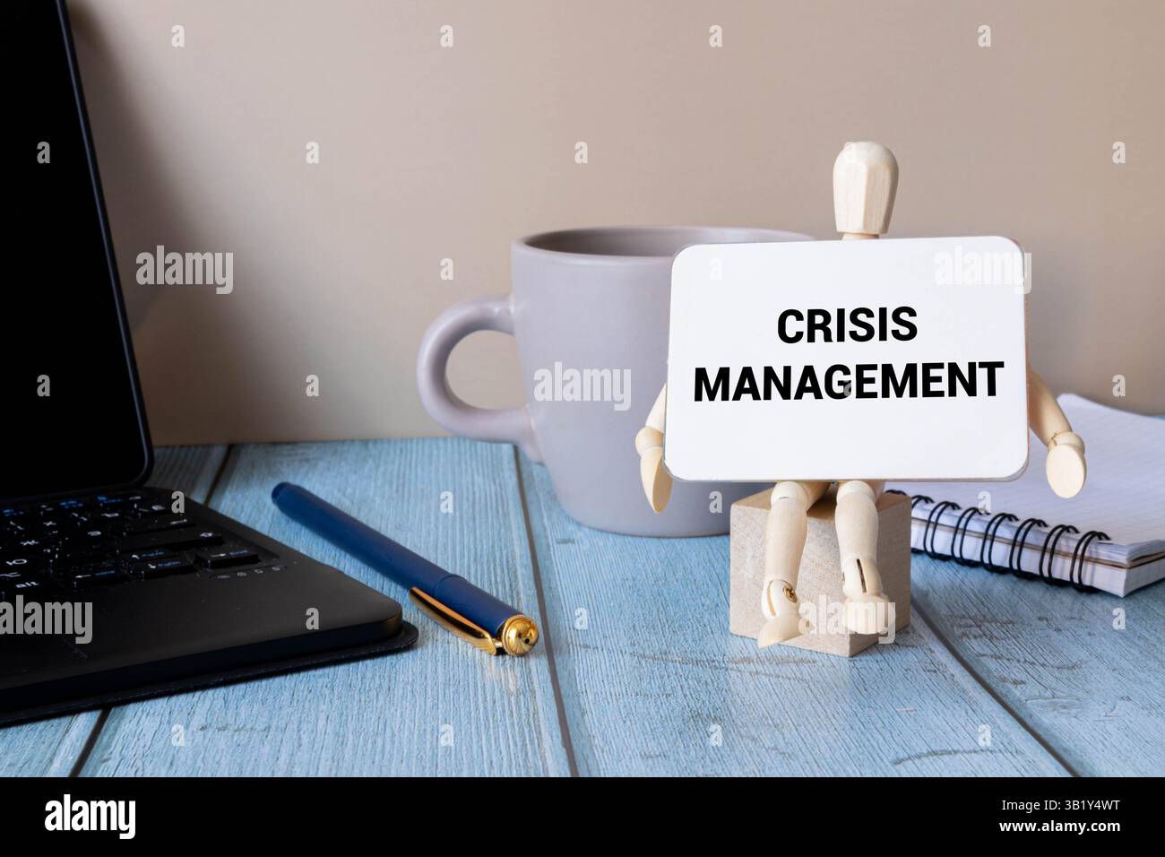 Krisenmanagement. Textbeschriftung im Planungsheft auf der Aktentasche des Managers. Der Prozess der Anwendung von Methoden zur Wiederherstellung der hno-Aktivität Stockfoto