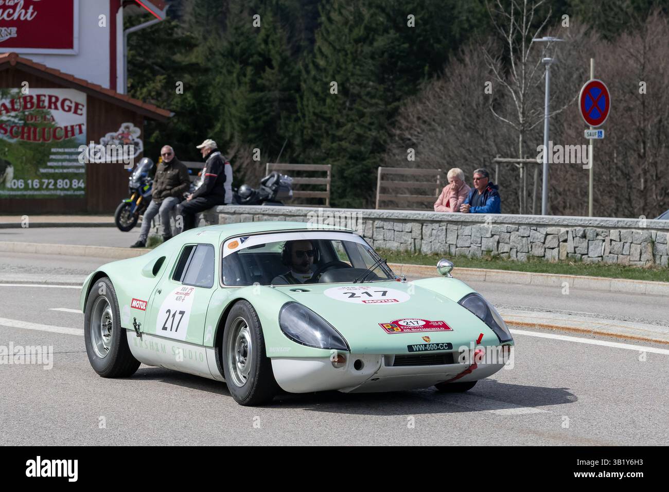 Le Valtin, Frankreich - Blick auf einen grünen Porsche 904 GTS auf einer Straße. Stockfoto
