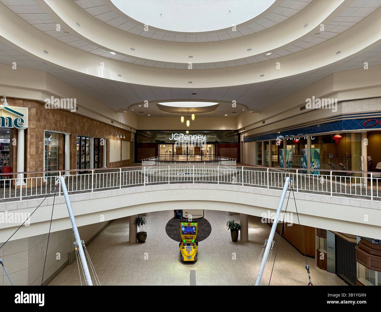 Topeka, Kansas - 26. April 2025: JC Penny schließt in der West Ridge Mall in Topeka, KS - das Ende einer Ära für Einkaufszentren in den USA Stockfoto