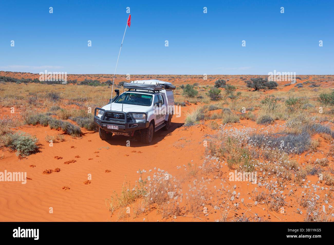 4x4 Toyota Hilux mit einer Sandfahne fährt durch die Simpson Desert auf dem Hay River Track, Northern Territory, NT, Australien Stockfoto