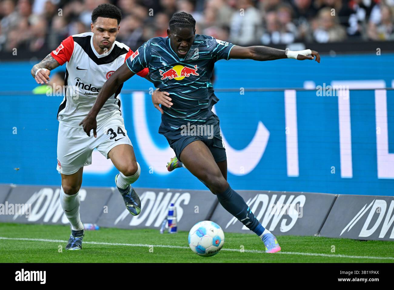 Frankfurt, Deutschland. April 2025. Nnamdi Collins (L) von Eintracht Frankfurt streitet mit Castello Lukeba vom RB Leipzig während des ersten Bundesliga-Fußballspiels zwischen Eintracht Frankfurt und RB Leipzig am 26. April 2025 in Frankfurt. Quelle: Ulrich Hufnagel/Xinhua/Alamy Live News Stockfoto
