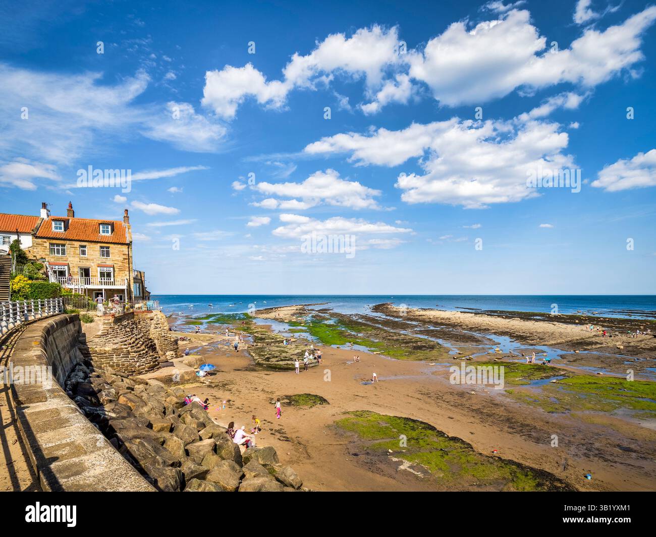 29. Juli 2024: Robin Hood's Bay, North Yorkshire: Der Strand im beliebten Küstenort Robin Hood's Bay in North Yorkshire, während die Flut zurückgeht Stockfoto