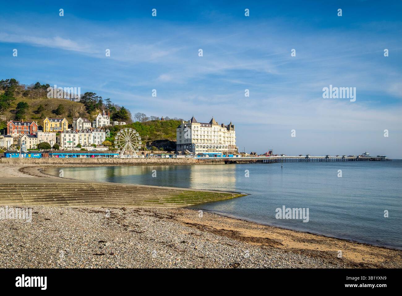 Llandudno Beach and Pier in Conwy, Nordwales, an einem schönen Frühlingsmorgen. Stockfoto
