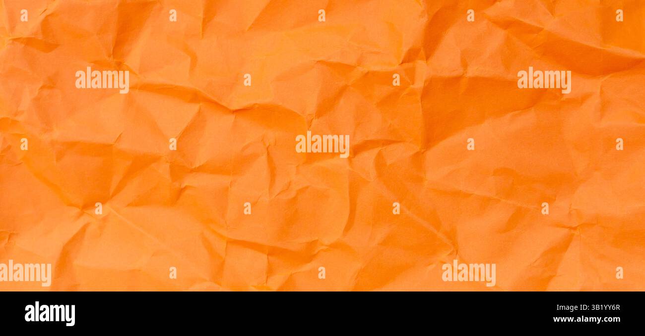 Die Ansicht von oben und der ganze Rahmen von zerknittertem oder zerknittertem orangefarbenem Papier wird als zerknitterte Papierhintergrundstruktur bei dekorativen Kunstwerken verwendet. Stockfoto