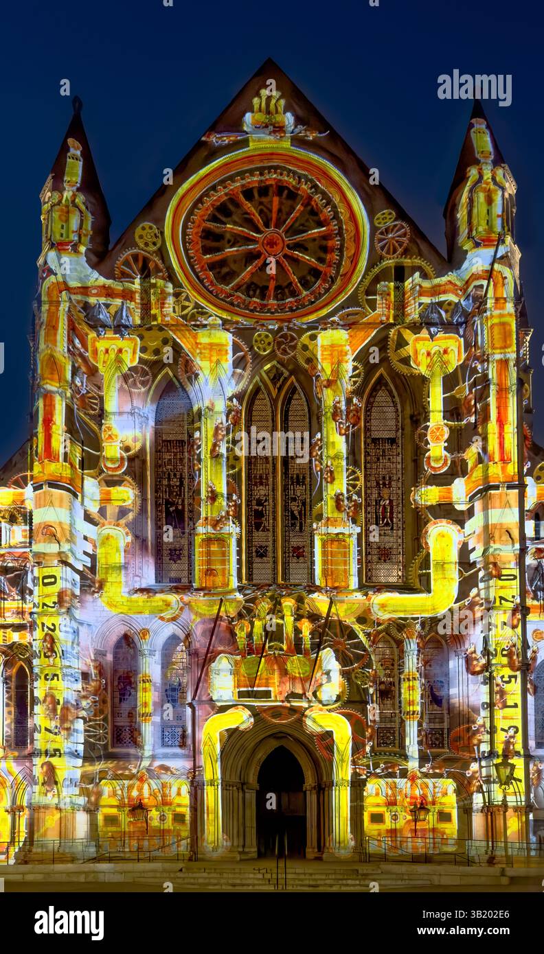 Bildprojektion von Getrieben, Rohren und mechanischen Geräten auf dem Südquerschiff des York Minster während der Veranstaltung „Colour & Light“. York. UK Stockfoto