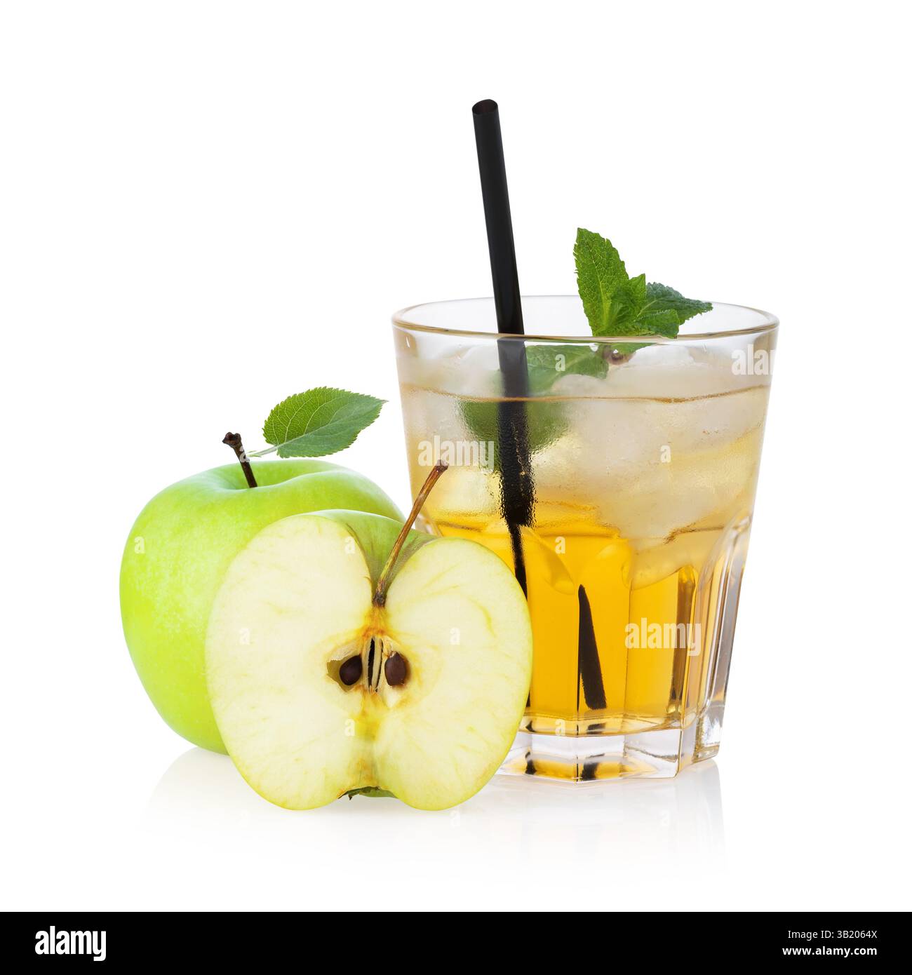 Apfelalkoholgetränk Cider mit Eis und Früchten isoliert auf weißem Hintergrund Stockfoto