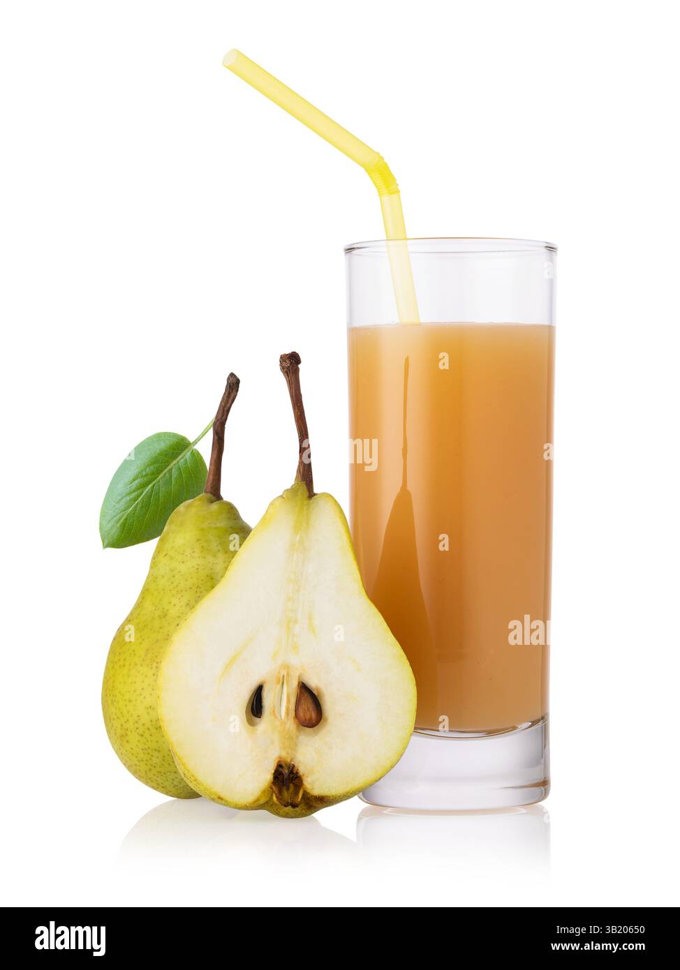 Birnensaft mit Fruchtfleisch im Glas und in der Hälfte geschnittenen Früchten isoliert auf weißem Hintergrund, Designelement Stockfoto