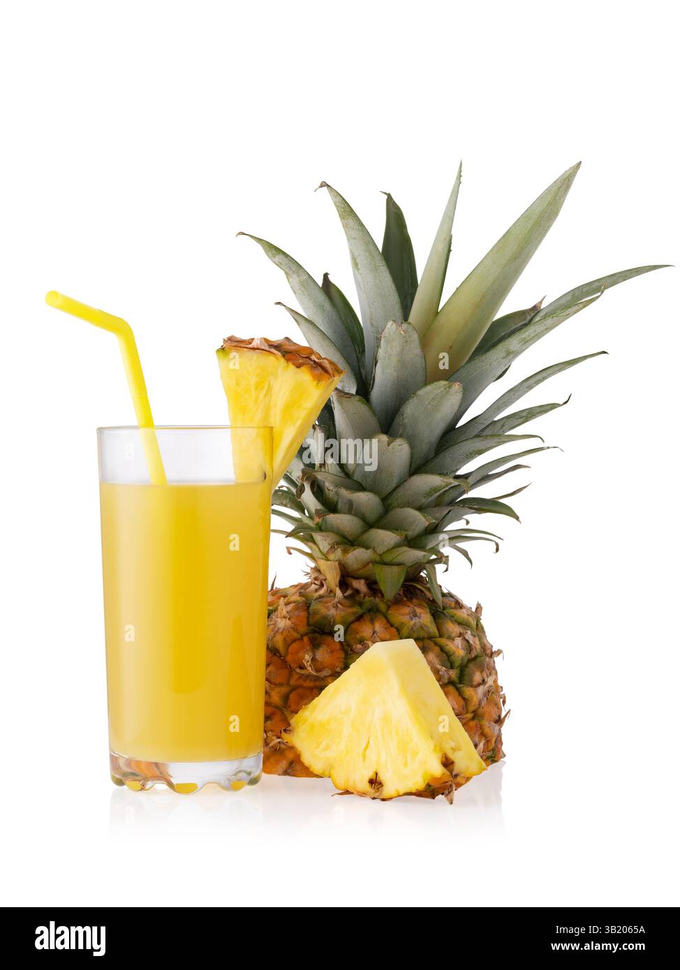 Ananassaft im Glas mit Strohhalm und geschnittenen Früchten, isoliert auf weißem Hintergrund Stockfoto