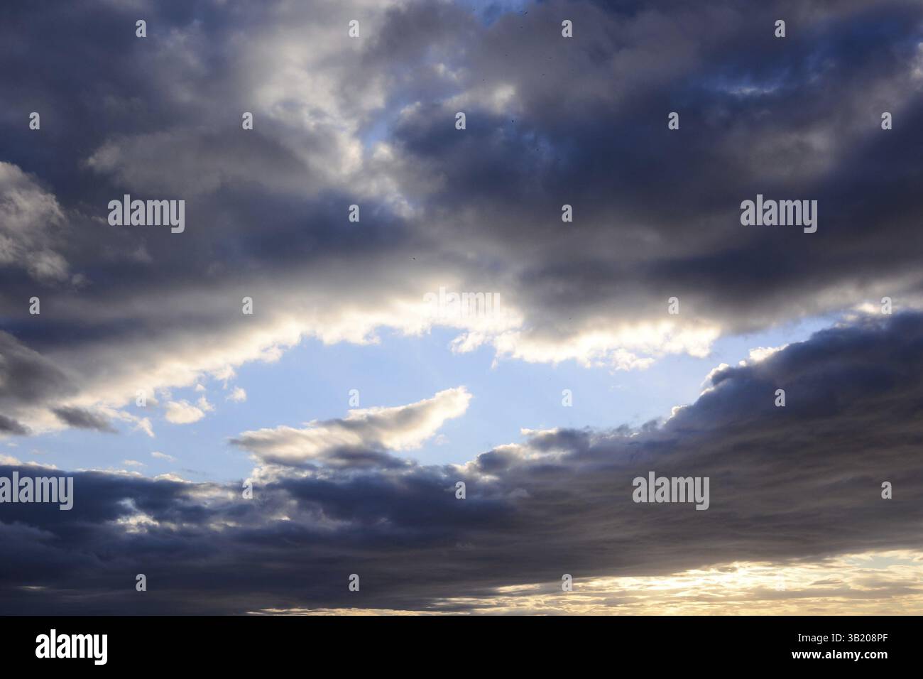 Wunderschöne Wolkenlandschaft Wolken im Himmel Stockfoto