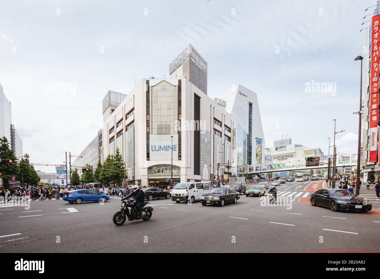 TOKIO, JAPAN - 18. MAI 2019: Lumine Shopping Mall in Shinjuku, Tokio, Japan, Asien Stockfoto