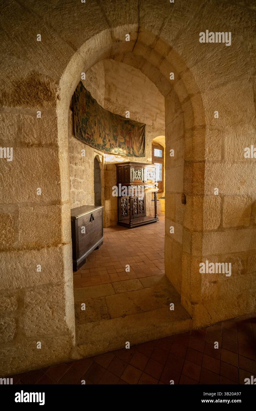 Beynac, Frankreich - 31. Oktober 2023: Innenraum der mittelalterlichen Burg von Beynac ohne Menschen Stockfoto