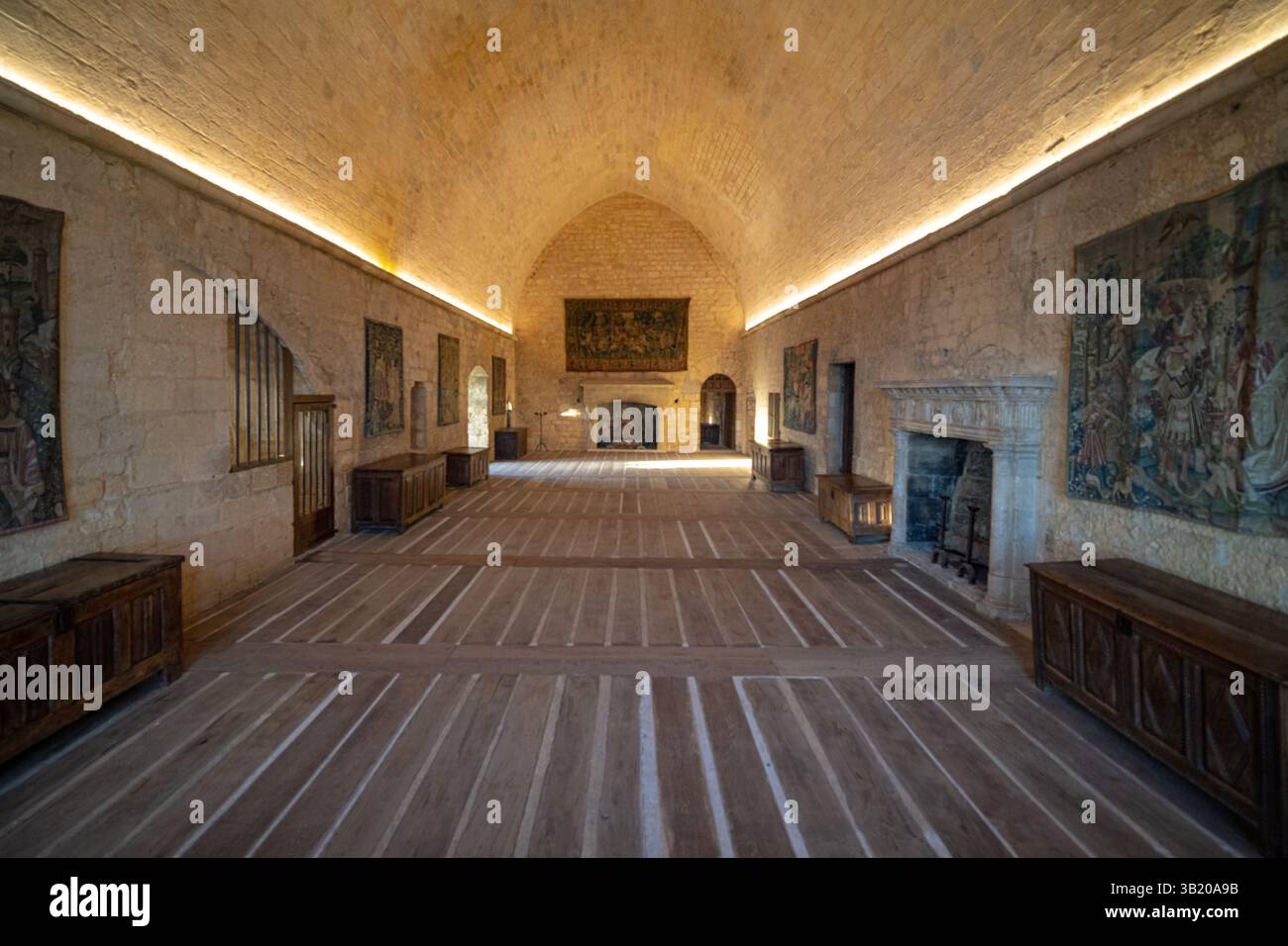 Beynac, Frankreich - 31. Oktober 2023: Innenraum der mittelalterlichen Burg von Beynac ohne Menschen Stockfoto