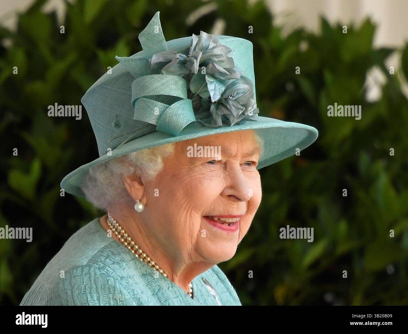 Aktenfoto von Königin Elisabeth II. Vom 06/2020 während einer Zeremonie im Windsor Castle in Berkshire anlässlich ihres offiziellen Geburtstages. Der 80. Jahrestag des Endes des Zweiten Weltkriegs in Europa ist die erste große Gedenkfeier zum VE-Tag, die in Abwesenheit von Königin Elisabeth II. Abgehalten wurden. Die verstorbene Königin sollte den 75. Jahrestag des VE-Tages 2020 öffentlich leiten, aber die COVID-Pandemie hat Pläne für groß angelegte nationale Feierlichkeiten in persönlicher Form überwunden. Ausgabedatum: Sonntag, 27. April 2025. Stockfoto