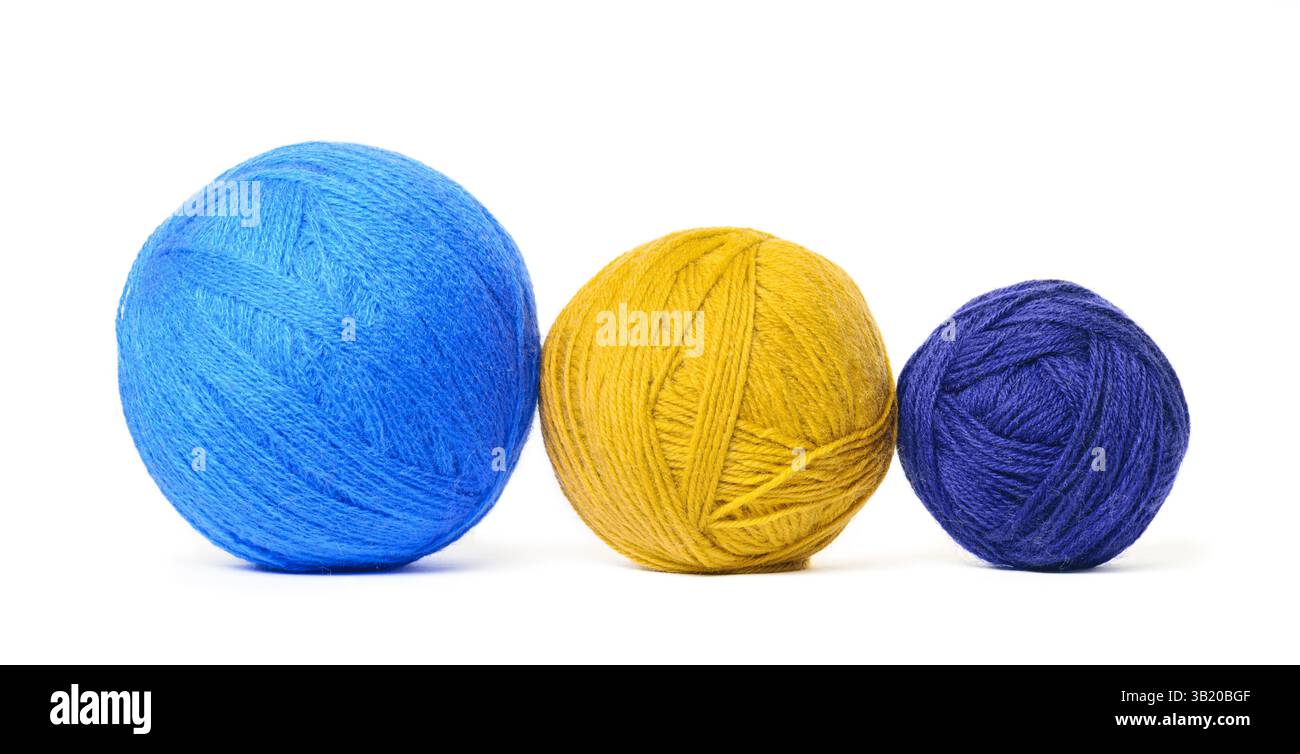 Bunte drei Kugeln Wollfaden in einer Reihe gelb-blaue Farben auf weißem Hintergrund Stockfoto