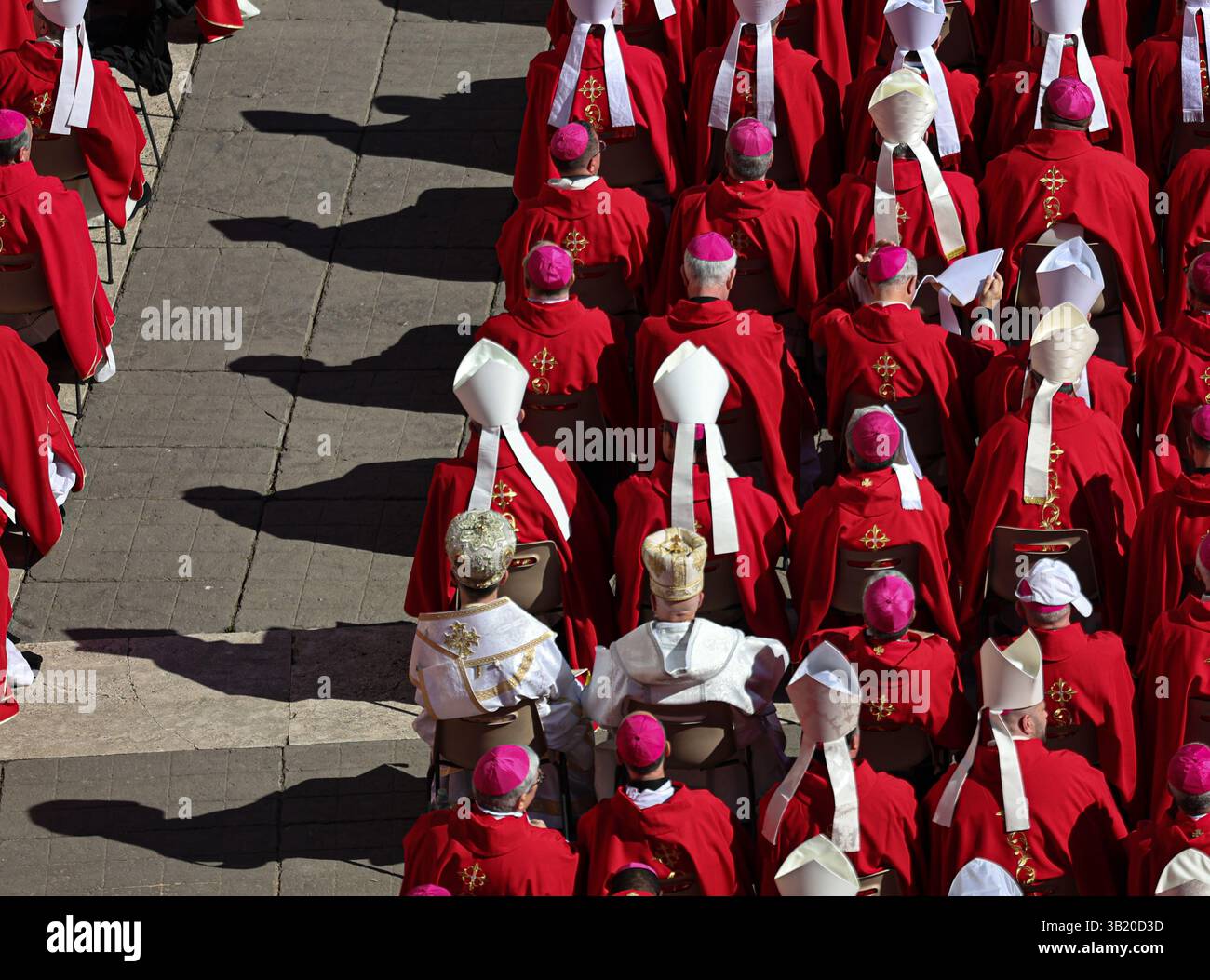 Vatikan. April 2025. Mitglieder des Klerus nehmen am 26. April 2025 an der Beerdigung von Papst Franziskus auf dem Petersplatz im Vatikan Teil. Papst Franziskus, der 266. Papst der römisch-katholischen Kirche, starb am Montag im Alter von 88 Jahren. Quelle: Li Jing/Xinhua/Alamy Live News Stockfoto