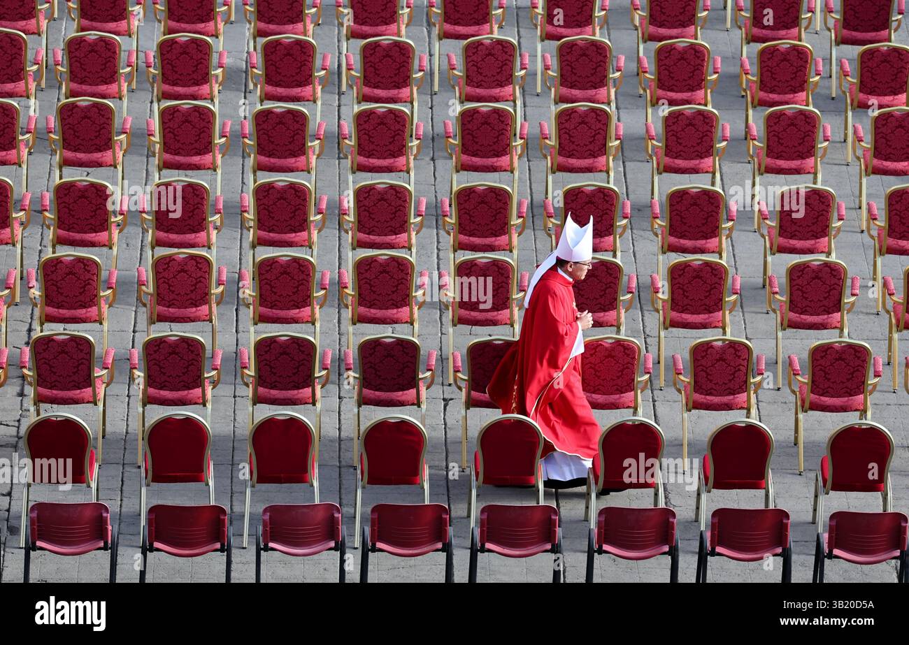 Vatikan. April 2025. Ein Mitglied des Klerus nimmt am 26. April 2025 an der Beerdigung von Papst Franziskus auf dem Petersplatz im Vatikan Teil. Papst Franziskus, der 266. Papst der römisch-katholischen Kirche, starb am Montag im Alter von 88 Jahren. Quelle: Li Jing/Xinhua/Alamy Live News Stockfoto