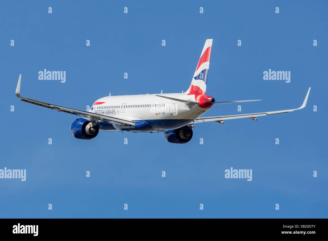 Avión de Línea moderno Airbus A320 NEO de la aerolínea British Airways despegando del aeropuerto de Málaga. Stockfoto