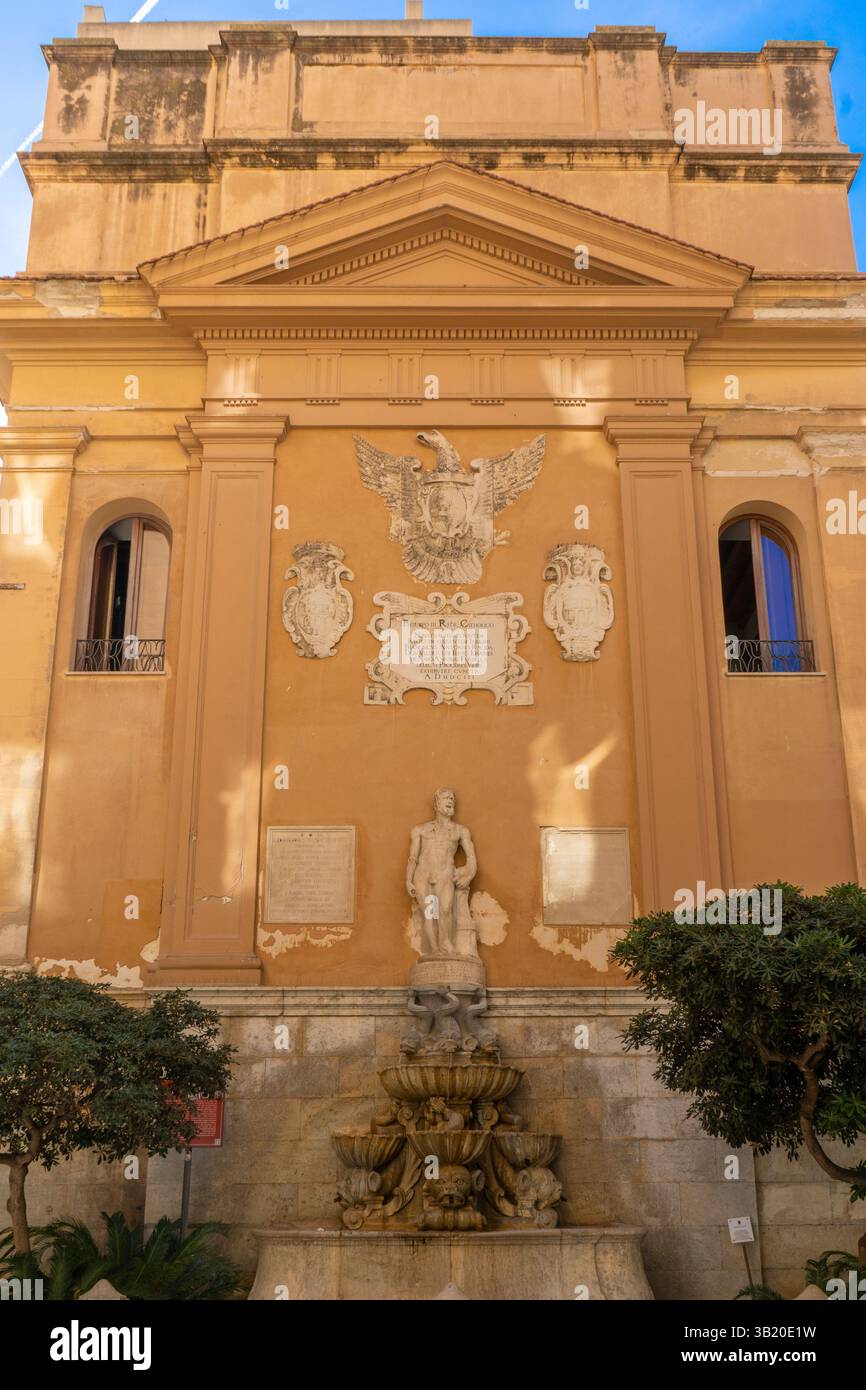 Saturn-Brunnen auf dem Saturn-Platz im historischen Zentrum von Trapani. Stockfoto