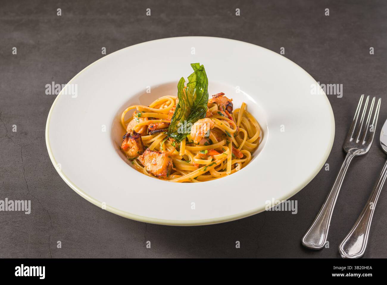 Linguine-Pasta mit Garnelen und Meeresfrüchten in Tomaten- und Knoblauchsoße Stockfoto